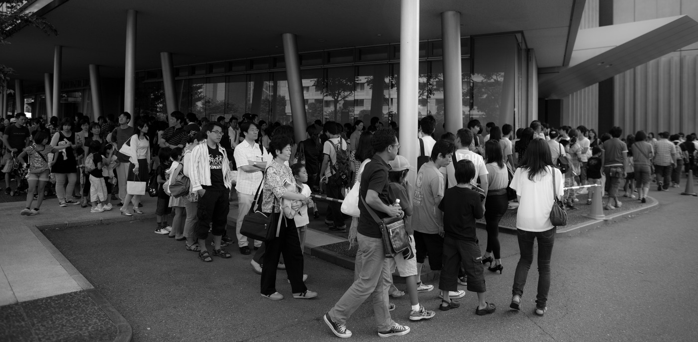 Очередь в музей будущего науки в Токио. В этой очереди стояло 3000 человек, который прошли в музей примерно за пол-часа.