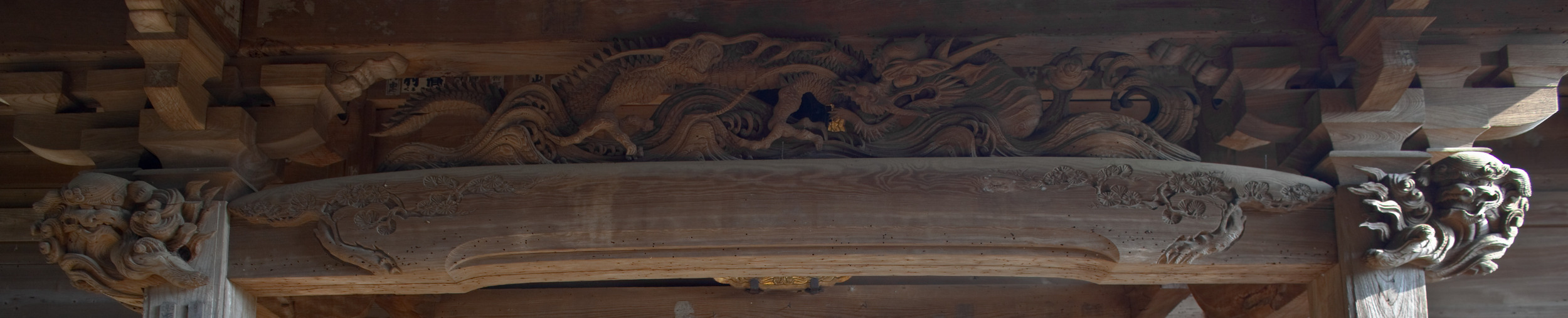 Дракон. Такой дракон вырезан в притолоке зданьица рядом с древним колоколом храма Хазе Каннон.