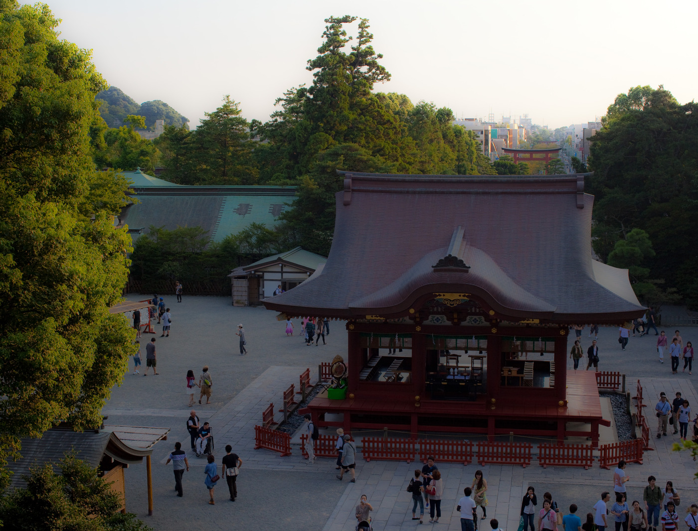 Цуругаока-Хачиман-гу. Вид от основного храма на Цуругаока.