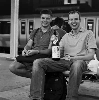 На вокзале в Камакуре. Сидим, ждем поезд и пьем саке. Никто не мешал. Кстати, бутылка, показанная на фото сдержала, пожалуй, самых качественный саке из всех попробованных. Его можно смело рекомендовать.