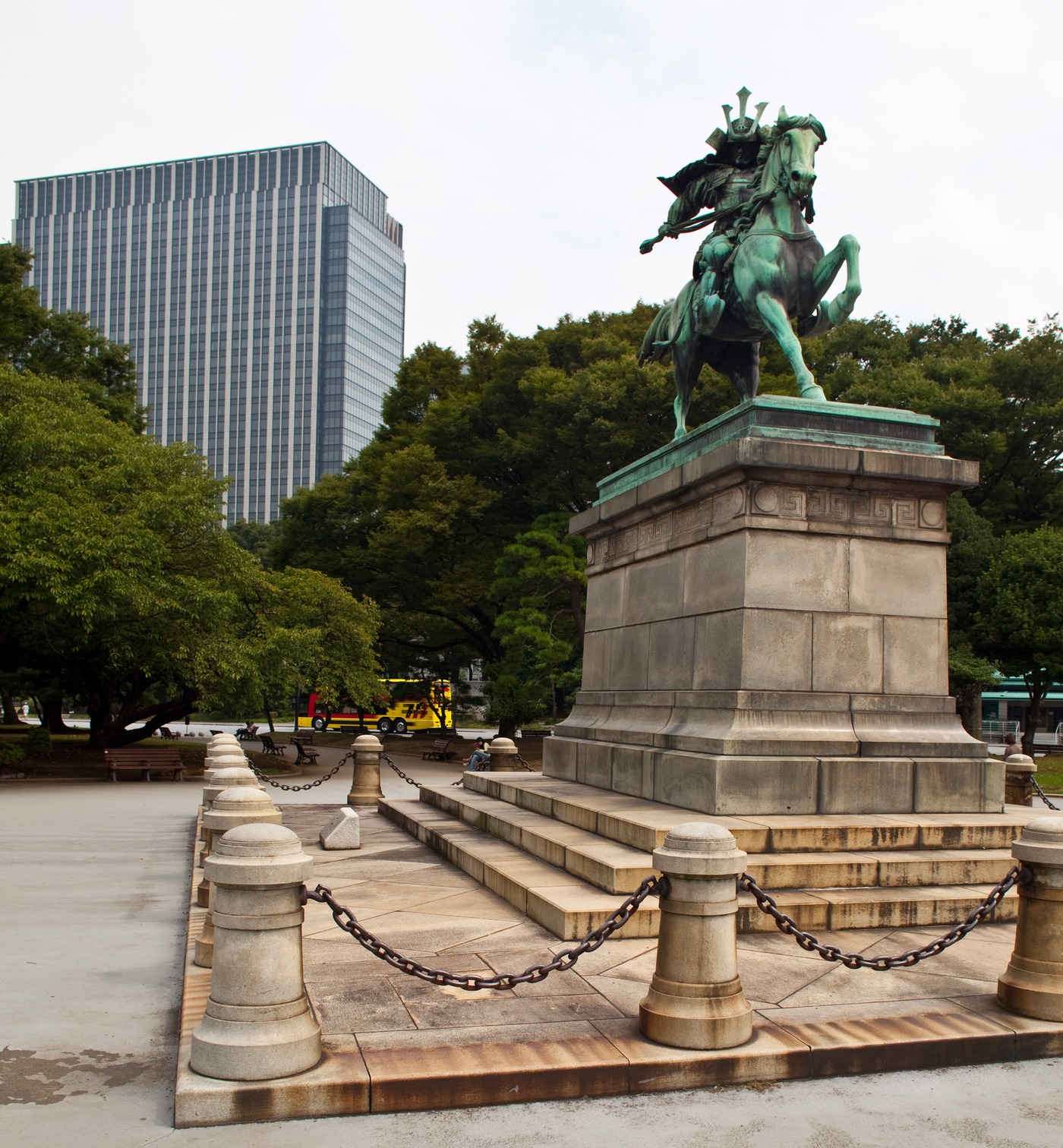 Памятник самураю, павшему за Императора. Памятник стоит у входа в Центральный Парк Токио.