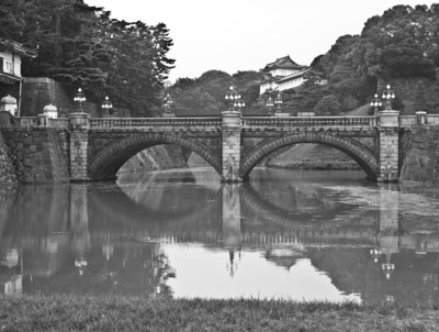 Очковый мост. Соединяет центральный парк Токио и резиденцию Императора Японии.