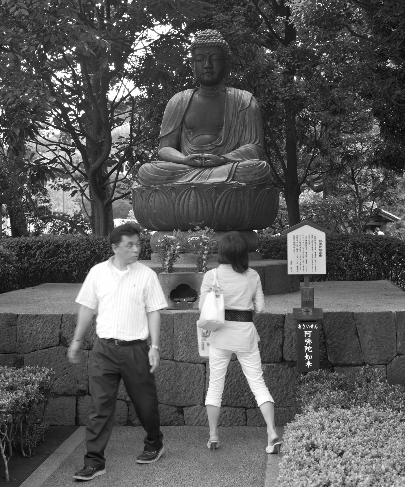 Asakusa. Одна из многочисленный статуэток Будды.