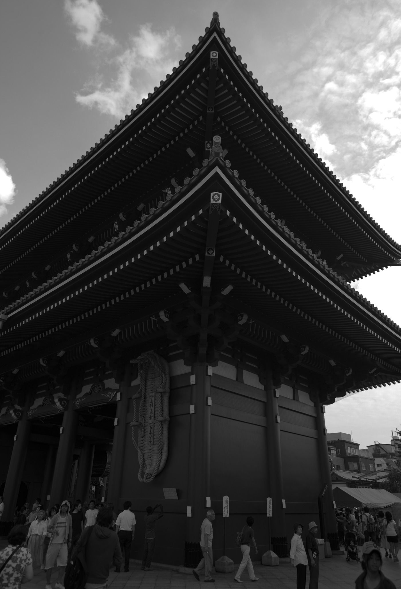 Asakusa. Одна из пагод-ворот внутри храмового комплекса.