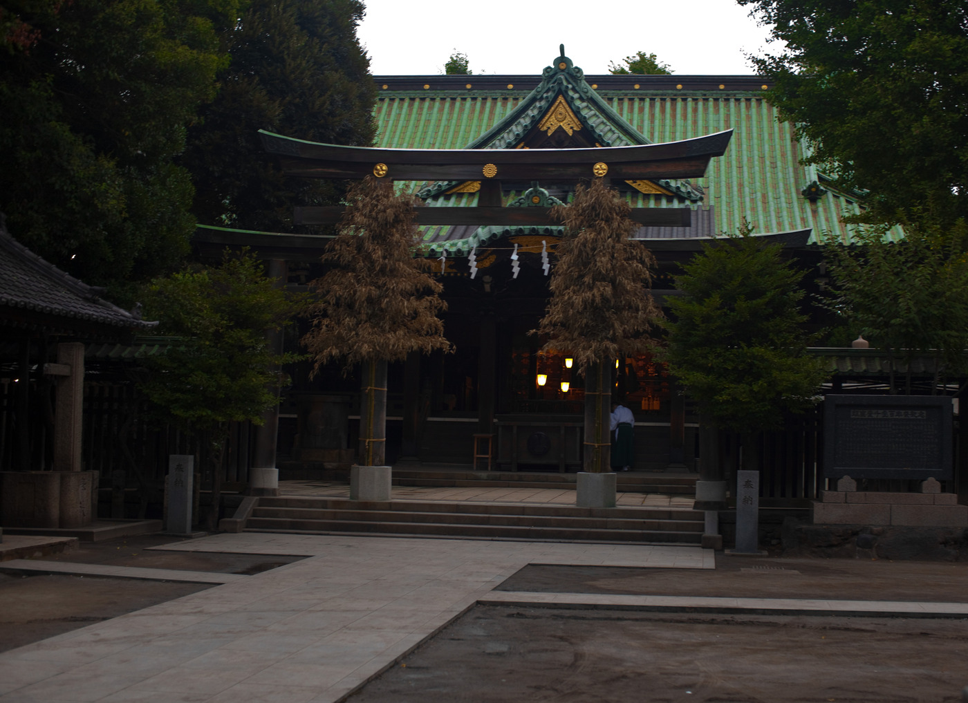 Район Asakusa. Маленький и тихий буддийский храмик. Ровно как в России церквушки торчат, у них торчат такие вот храмы.