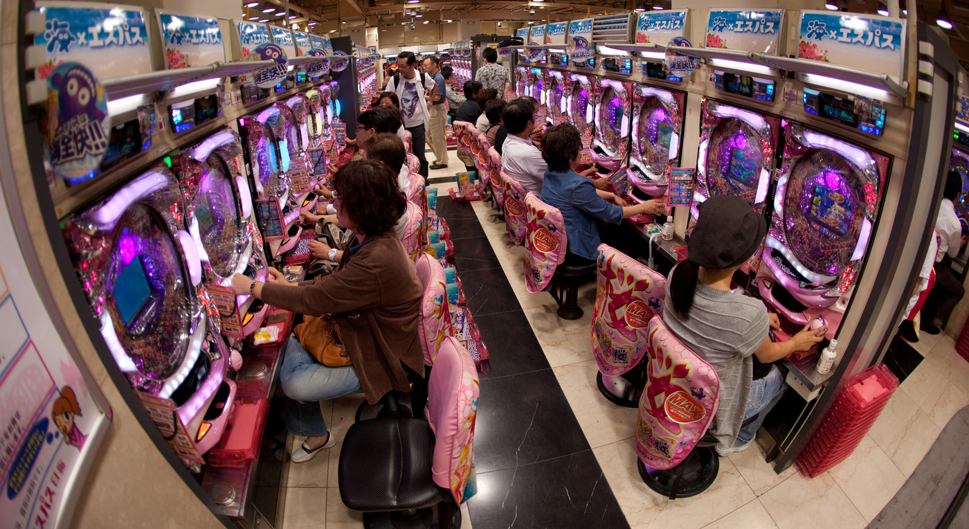 Зал игровых автоматов в Токио. Зал имеет площадь около гектара, занимая полностью весь первый этаж здоровенного небоскреба в районе Shinjuku.