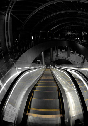 Эскалатор, ведущий со станции метро внутрь небоскреба Shiodome.