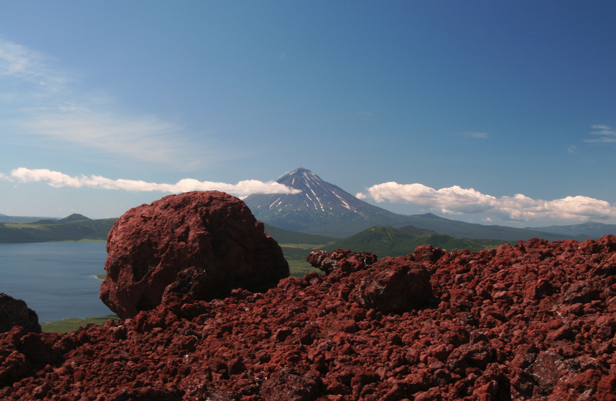 Красные шлаки Толмачевского вулкана. северное побережье озера