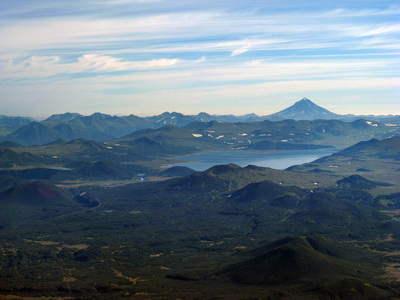 Вид на озеро со склона Опалы. позади Вилючинский вулкан