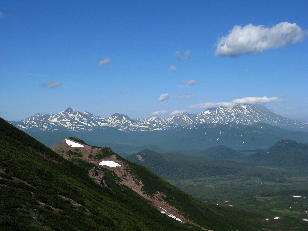 Дзензур(слева) - Жупановский вулкан(справа). Вид с Пиначевского перевала