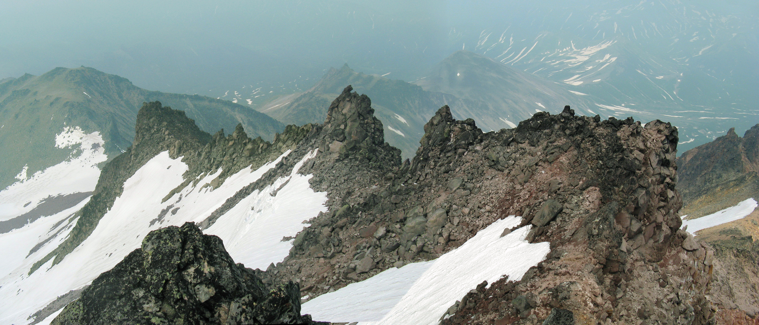 Северо-западный гребень Аага. Вид с северо-западной вершины Аага