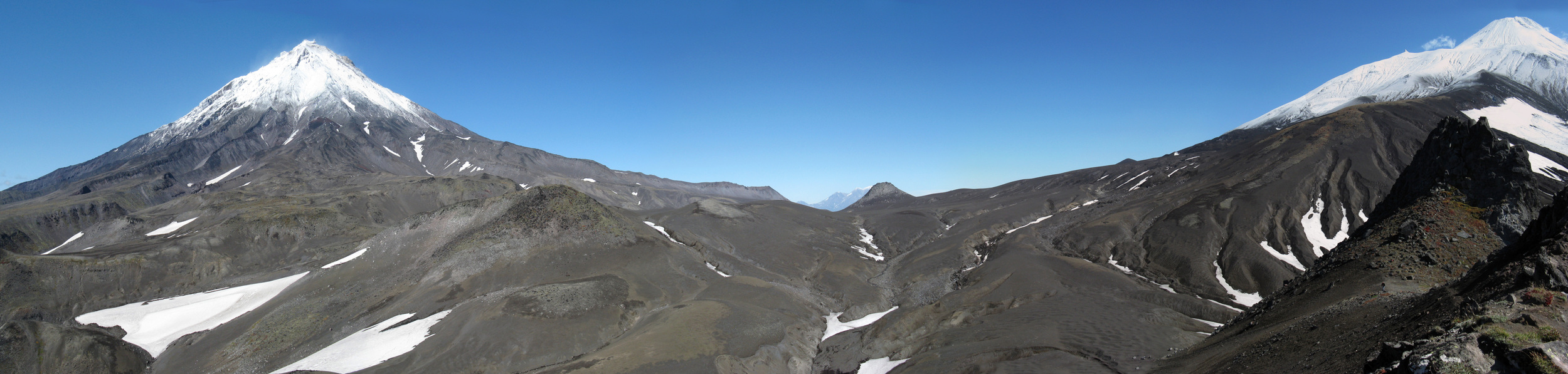 Корякский и Авачинский с Верблюда. После непогоды вершины припорошило