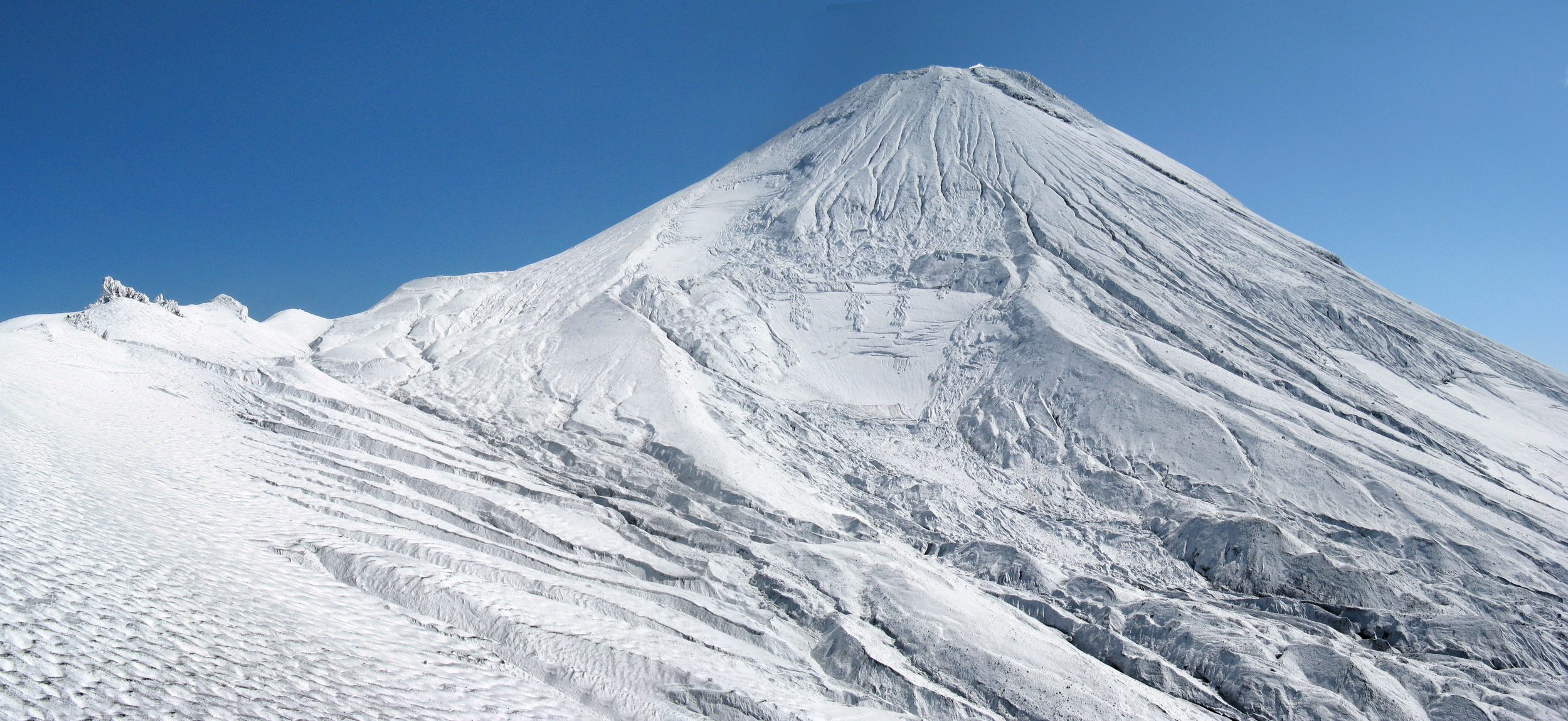 Конус Авачинского вулкана. Через сутки весь снег растаял