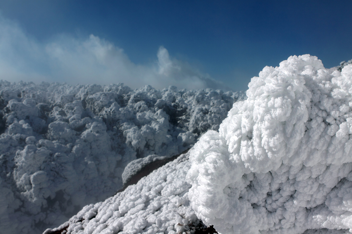 Кратер Авачинского вулкана. Пробка покрыта изморозью