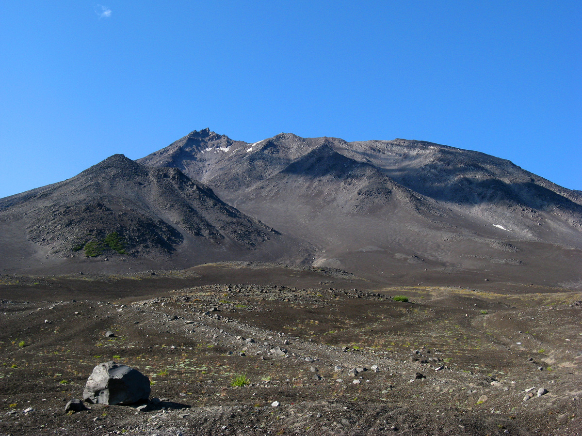 Восточный гребень Козельского вулкана.