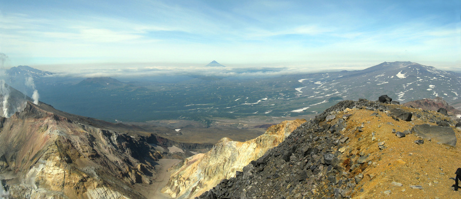 Вид с Мутновского вулкана на З.  видны: Асача (слева), Опала (центр), Горелый (справа)