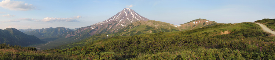 Вид с Вилючинского перевала на вулкан и дорогу.