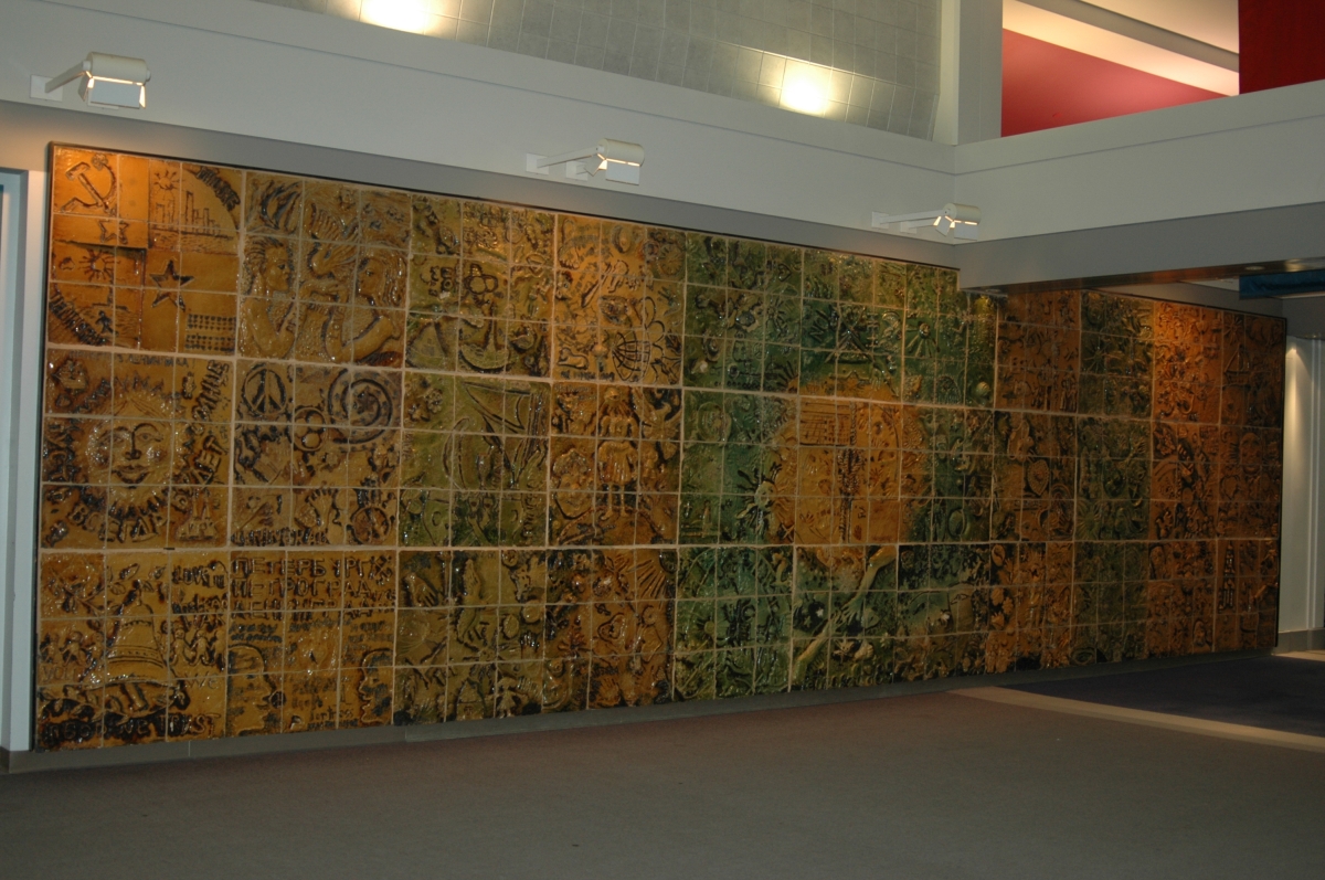 Мозаика в терминале D аэропорта Милуоки.