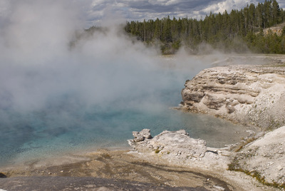 Lower geyser basin - кислотное озеро.