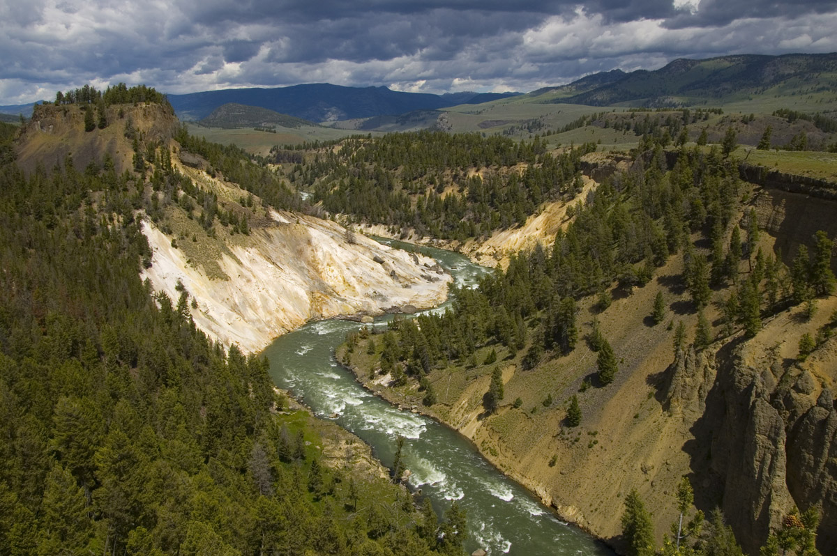 Долина речки Yellowstone.